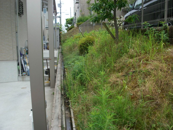 箕面市の植栽管理｜緑地帯の草刈