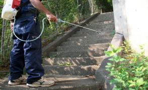 機械による除草剤散布